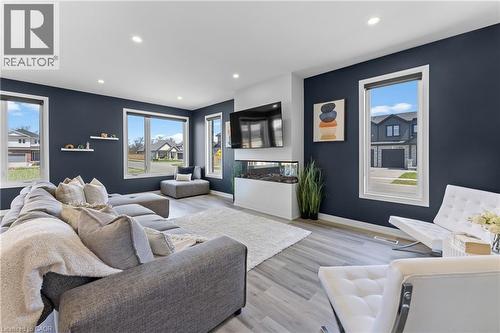 7365 Jonathan Drive, Niagara Falls, ON - Indoor Photo Showing Living Room