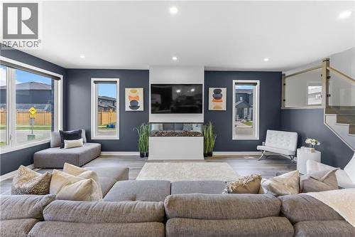 7365 Jonathan Drive, Niagara Falls, ON - Indoor Photo Showing Living Room