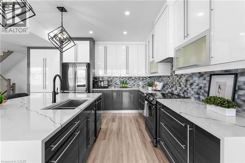 7365 Jonathan Drive, Niagara Falls, ON - Indoor Photo Showing Kitchen With Double Sink With Upgraded Kitchen