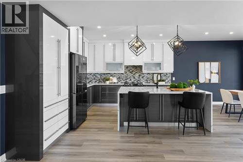 7365 Jonathan Drive, Niagara Falls, ON - Indoor Photo Showing Kitchen With Upgraded Kitchen
