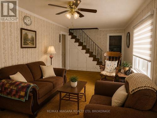 66 Radford Avenue, Fort Erie (Lakeshore), ON - Indoor Photo Showing Living Room