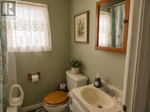 66 Radford Avenue, Fort Erie (Lakeshore), ON - Indoor Photo Showing Bathroom