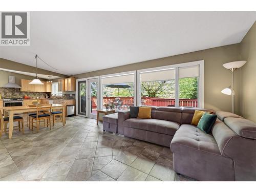 902 26Th Street, Castlegar, BC - Indoor Photo Showing Living Room