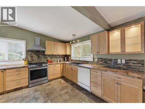 902 26Th Street, Castlegar, BC - Indoor Photo Showing Kitchen With Double Sink