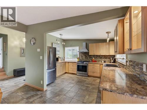 902 26Th Street, Castlegar, BC - Indoor Photo Showing Kitchen