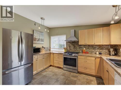 902 26Th Street, Castlegar, BC - Indoor Photo Showing Kitchen