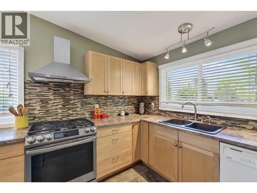 902 26Th Street, Castlegar, BC - Indoor Photo Showing Kitchen With Double Sink