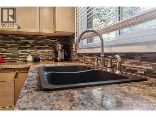 902 26Th Street, Castlegar, BC - Indoor Photo Showing Kitchen With Double Sink