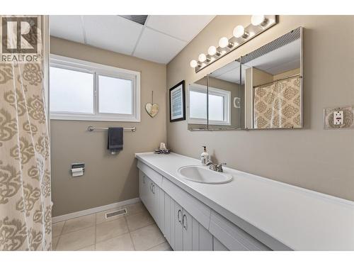 902 26Th Street, Castlegar, BC - Indoor Photo Showing Bathroom