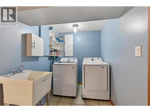 902 26Th Street, Castlegar, BC - Indoor Photo Showing Laundry Room
