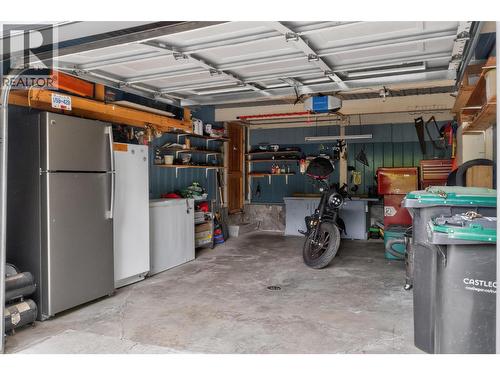 902 26Th Street, Castlegar, BC - Indoor Photo Showing Garage