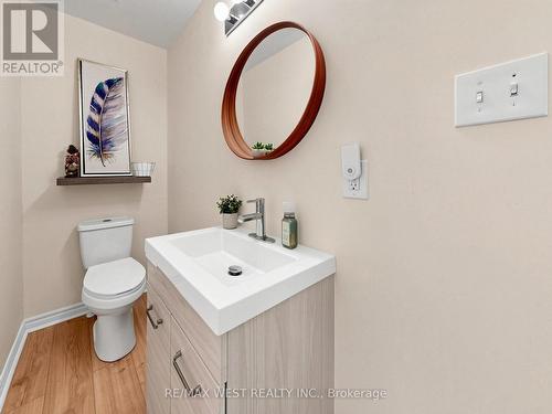195 Banting Crescent, Essa, ON - Indoor Photo Showing Bathroom