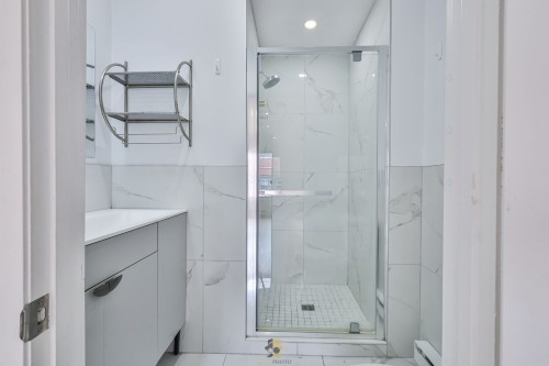 Salle de bains attenante à la CCP - 11827 Rue Joseph-Casavant, Montréal (Ahuntsic-Cartierville), QC - Indoor Photo Showing Bathroom
