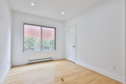 Chambre à coucher - 11827 Rue Joseph-Casavant, Montréal (Ahuntsic-Cartierville), QC - Indoor Photo Showing Other Room