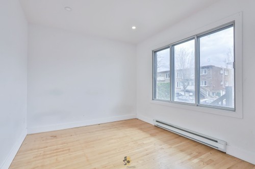 Chambre à coucher - 11827 Rue Joseph-Casavant, Montréal (Ahuntsic-Cartierville), QC - Indoor Photo Showing Other Room