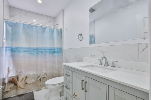 Salle de bains - 11827 Rue Joseph-Casavant, Montréal (Ahuntsic-Cartierville), QC - Indoor Photo Showing Bathroom