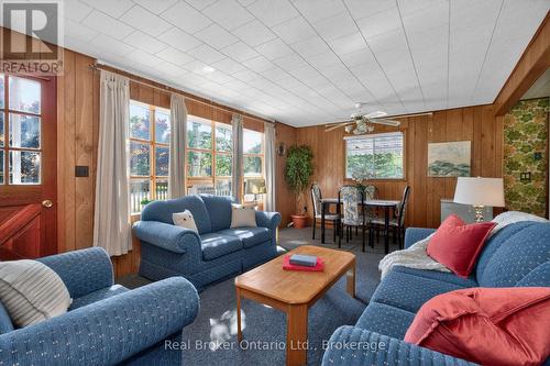 24 Poplar Drive, Tiny, ON - Indoor Photo Showing Living Room