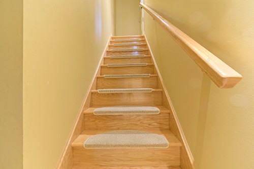 Staircase - 37 Av. Cartier, Pointe-Claire, QC - Indoor Photo Showing Other Room