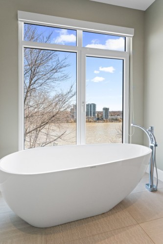 Salle de bains attenante à la CCP - 3650 Boul. Lévesque E., Laval (Saint-Vincent-De-Paul), QC 