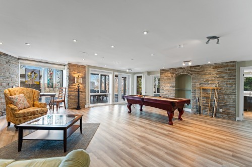 Salle familiale - 3650 Boul. Lévesque E., Laval (Saint-Vincent-De-Paul), QC 
