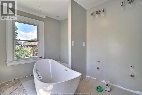 956 Victoria, Windsor, ON 
