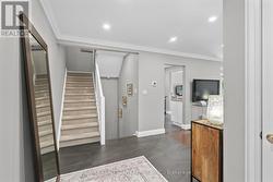 Spacious foyer - 