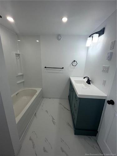 40 Prince St, Saint John, NB - Indoor Photo Showing Bathroom