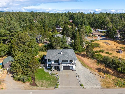650 Lazo Rd, Comox, BC 
