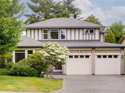 2286 Hazelton Pl Saanich, BC V8N 5C3