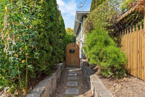 1468 Stroud Rd, Victoria, BC 