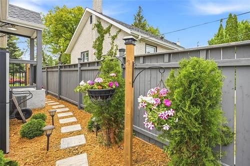 341 Smithfield Ave, Winnipeg, MB 