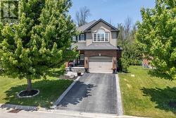 Plenty of parking on driveway - 