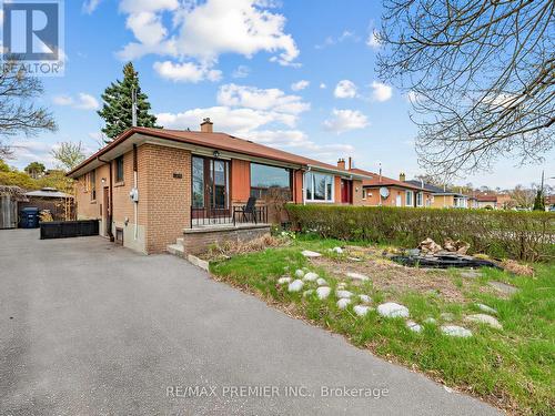126 LANGDEN AVENUE  Toronto, ON M6N 2L5