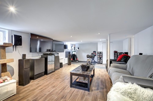 Salle familiale - 36 Av. Dubé, Montréal-Est, QC 