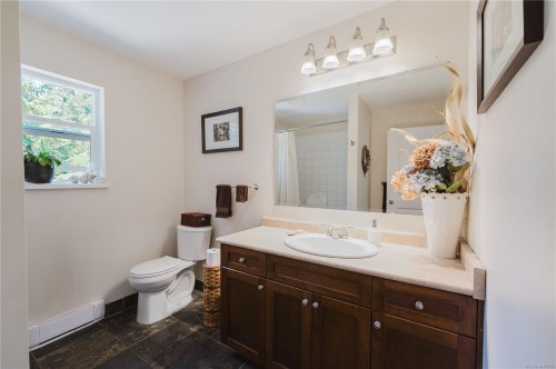 2925 Marshall Rd, Qualicum Beach, BC 
