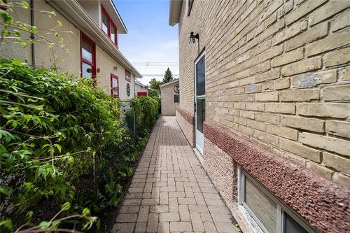 800 Spruce St, Winnipeg, MB 