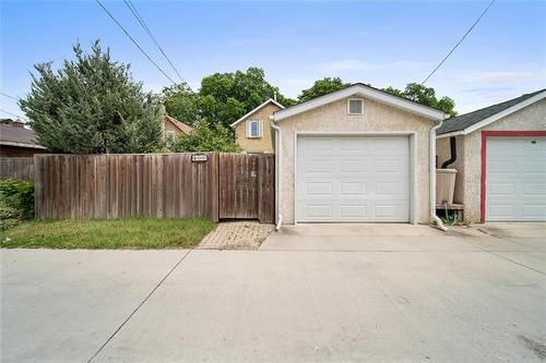 800 Spruce St, Winnipeg, MB 