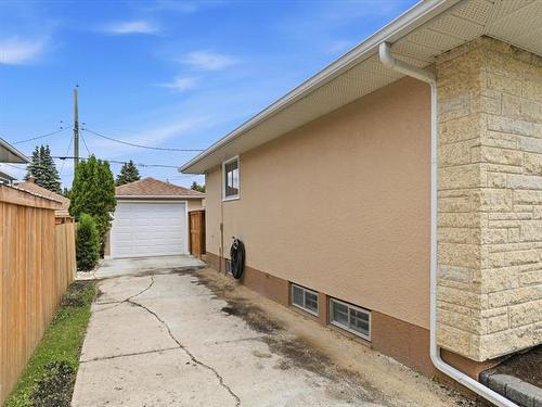 63 Poplarwood Ave, Winnipeg, MB 