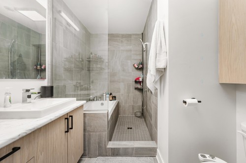 Salle de bains - D-1 Av. De Galais, Laval (Laval-Des-Rapides), QC 