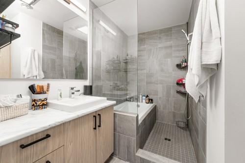 Salle de bains - D-1 Av. De Galais, Laval (Laval-Des-Rapides), QC 