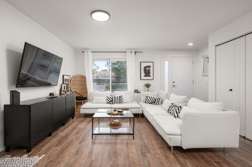 Salon - D-1 Av. De Galais, Laval (Laval-Des-Rapides), QC 