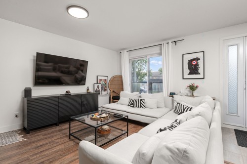Salon - D-1 Av. De Galais, Laval (Laval-Des-Rapides), QC 