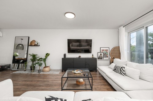 Salon - D-1 Av. De Galais, Laval (Laval-Des-Rapides), QC 