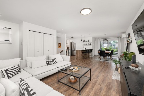 Salon - D-1 Av. De Galais, Laval (Laval-Des-Rapides), QC 