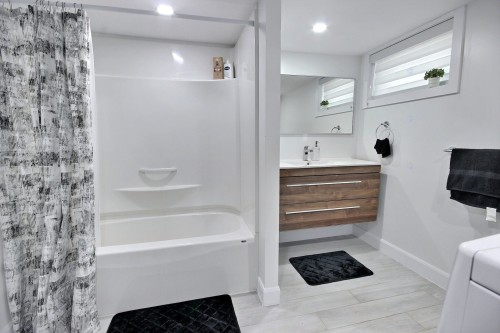 Bathroom - 109  - 111 Rue Des Oblats E., Rouyn-Noranda, QC 
