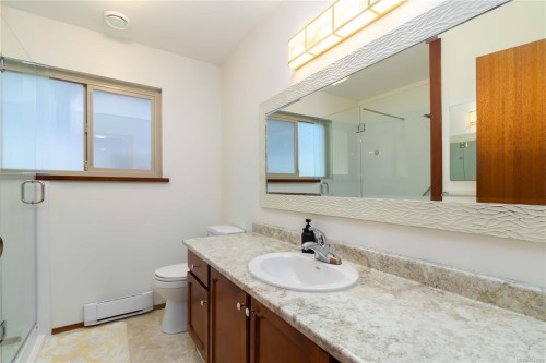 711 Miller Ave, Saanich, BC 