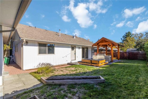 711 Miller Ave, Saanich, BC 