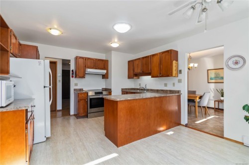 711 Miller Ave, Saanich, BC 