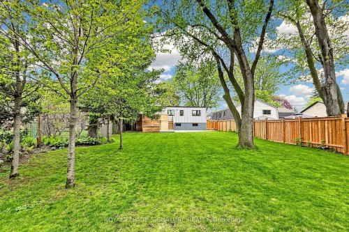27 Fairwood Place E, Burlington, ON 