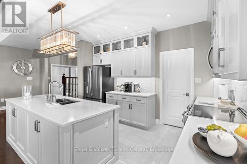 42 Silver Crescent, Collingwood, ON - Indoor Photo Showing Kitchen With Double Sink With Upgraded Kitchen